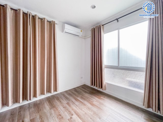 *****ทาวน์เฮ้าส์มือสอง ม.เดอะเซอเรโน่ บาย โบนันซ่า แจ้งวัฒนะ หลังมุม บรรยากาศดี เนื้อที่กว้างขวางมากถึง 29 ตร.ว. ภายในสวย ฟังก์ชัน 3 ห้องนอน 3 ห้องน้ำ ที่จอดรถ 1 คัน บ้านสไตล์โมเดิร์น บนทำเลแห่งการเดินทาง ใกล้รถไฟฟ้าสายสีชมพู "สถานีเมืองทองธานี" และจุดขึ้นทางด่วน "แจ้งวัฒนะ"